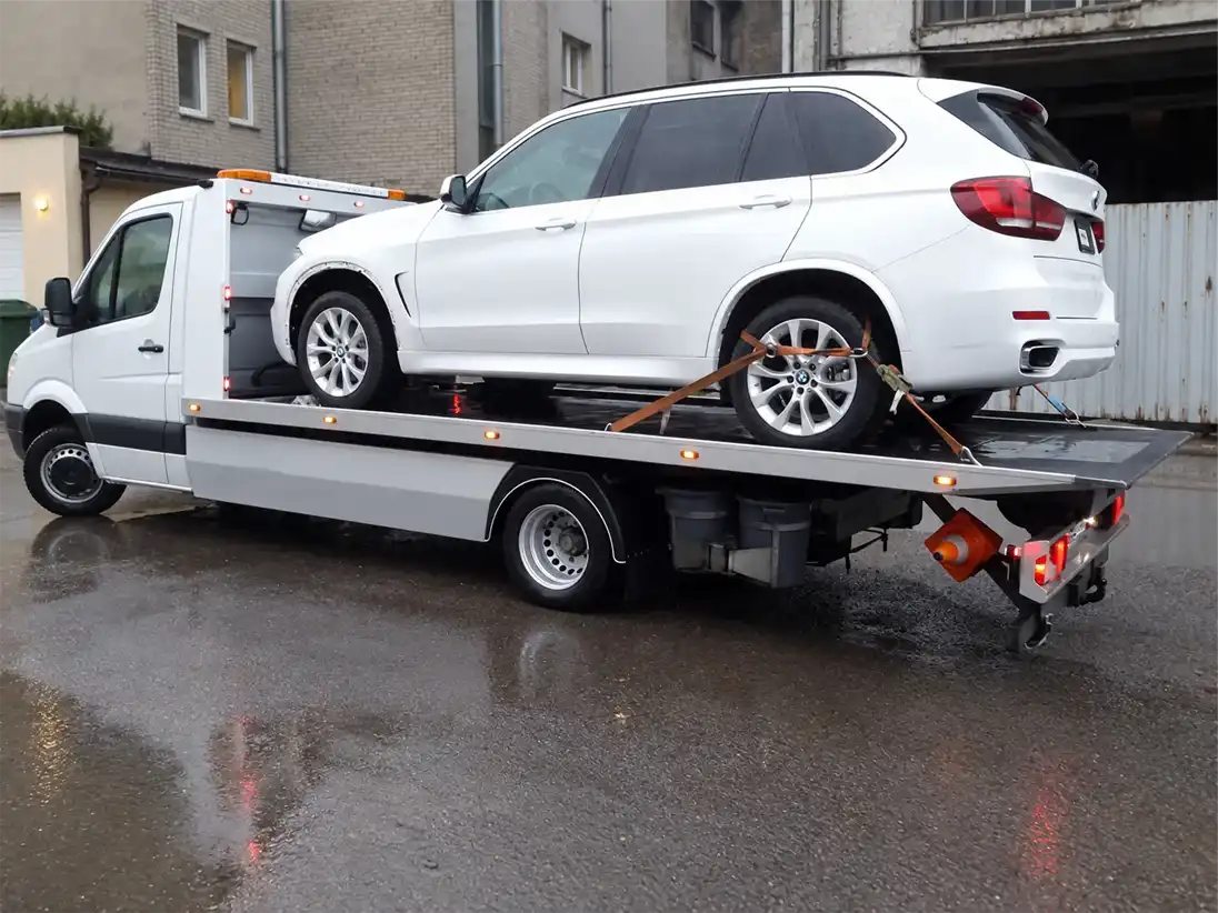 Перевезення білого BMW на платформі евакуатора