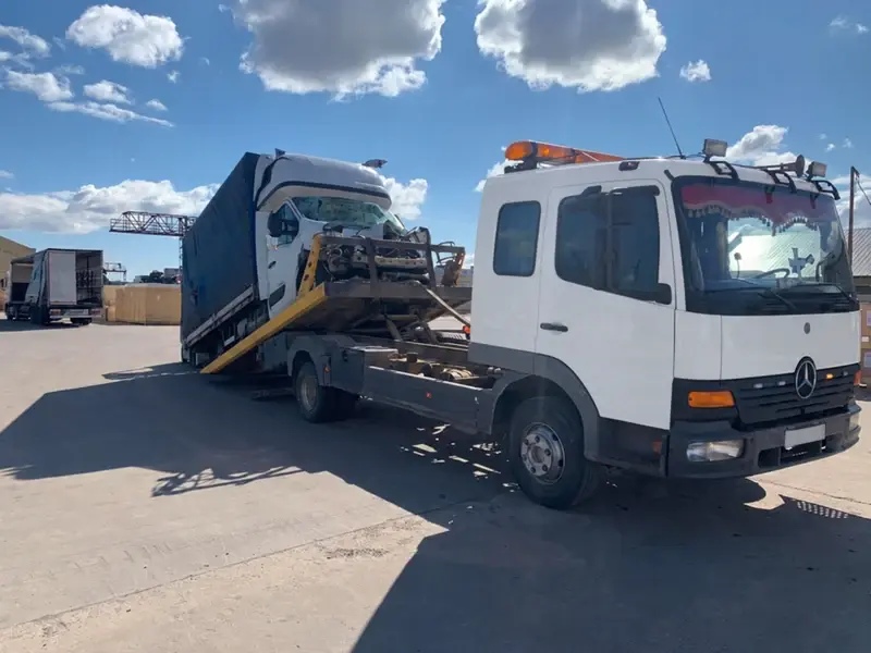 Завантаження комерційного автомобіля на евакуатор