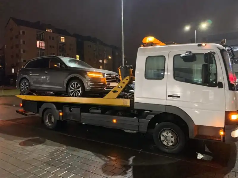 Перевезення кросовера Audi на евакуаторі вночі